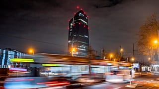 Almanya'nın Frankfurt kentindeki Avrupa Merkez Bankası'nın önünden bir tramvay geçiyor
