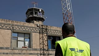 أضرار لحقت ببرج المراقبة في مطار صنعاء الدولي في أعقاب الغارات الجوية الإسرائيلية على اليمن يوم الخميس، 27 ديسمبر/كانون الأول 2024