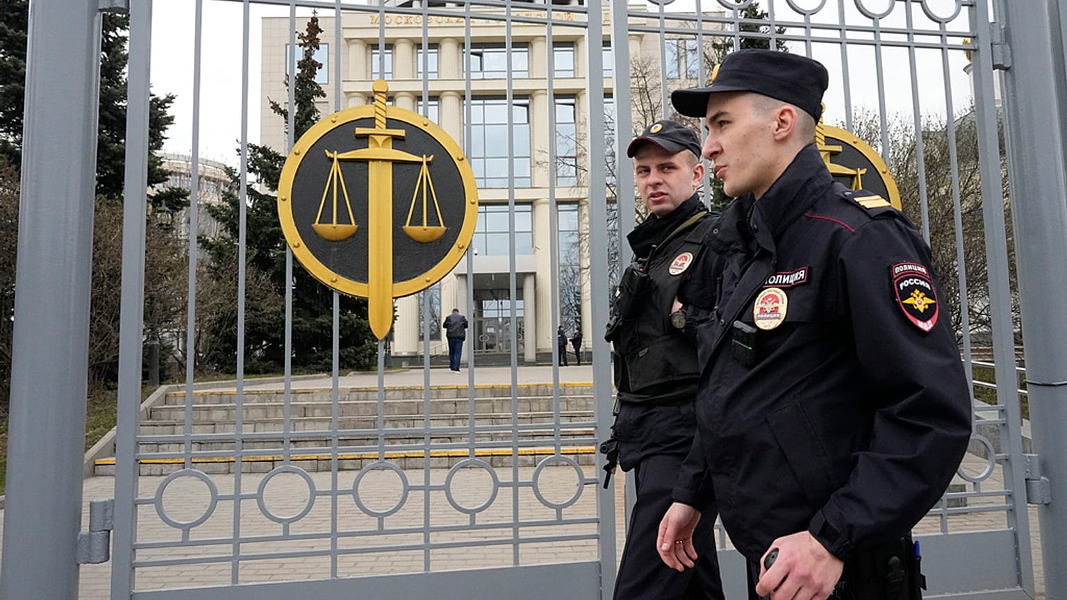  ضباط شرطة يحرسون مدخل محكمة مدينة موسكو، في موسكو، روسيا، الاثنين 17 أبريل/نيسان 2023