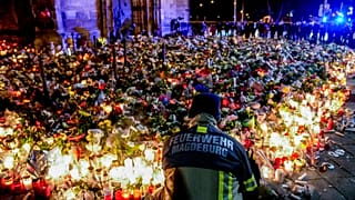 Bougies et fleurs en hommage aux victimes devant l'église Saint-Jean, Magdebourg, le 23 décembre 2024.