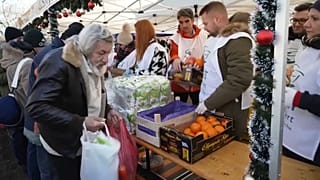 Les dévots ont passé trois jours pendant la période de Noël à distribuer des repas gratuits et de la nourriture.