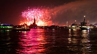Las ciudades también han restringido la venta de fuegos artificiales y cerrado zonas concurridas.