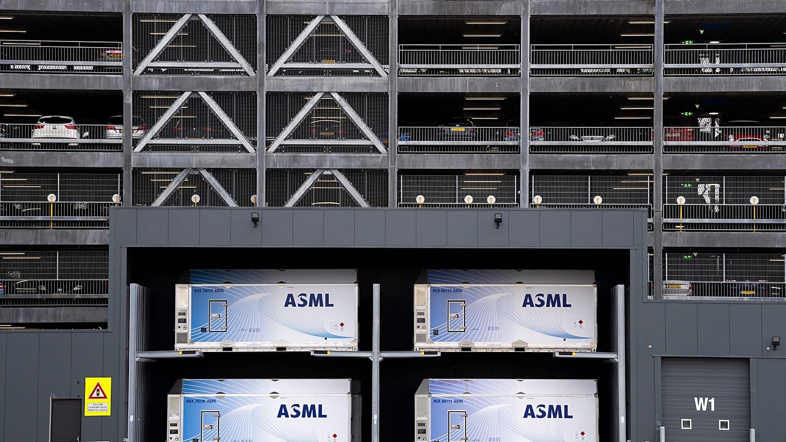 Vista exterior de um dos edifícios do complexo ASML em Veldhoven, Países Baixos