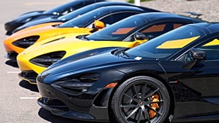طابور من سيارات الكوبيه الرياضية الفارهة المستعملة في وكالة ماكلارين يوم الأحد 27 أغسطس 2023 في هايلاندز رانش، كولورادو