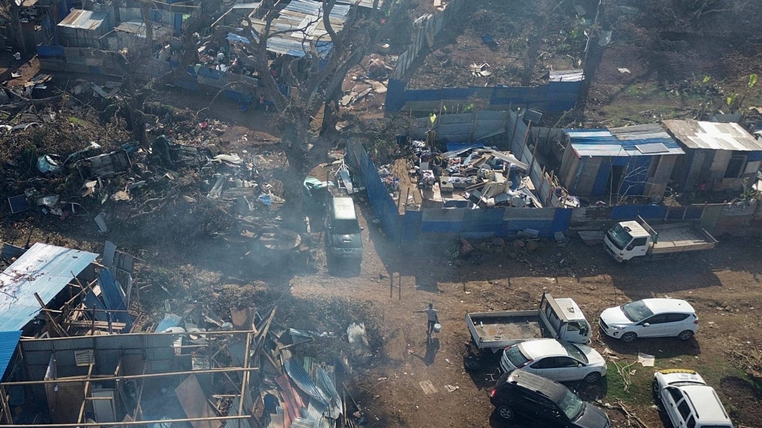 Un homme marche dans le quartier informel de Barakani, à Mayotte, samedi 21 décembre 2024.