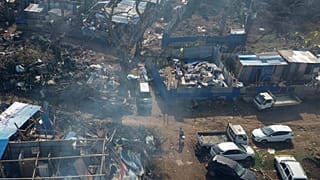 Un homme marche dans le quartier informel de Barakani, à Mayotte, samedi 21 décembre 2024.
