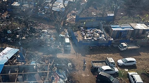 Un homme marche dans le quartier informel de Barakani, à Mayotte, samedi 21 décembre 2024.