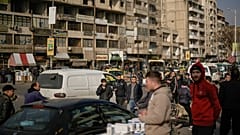 مشاة ومركبات تتحرك على طول شارع في وسط مدينة حمص، سوريا، الخميس 26 ديسمبر 2024
