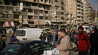 مشاة ومركبات تتحرك على طول شارع في وسط مدينة حمص، سوريا، الخميس 26 ديسمبر 2024