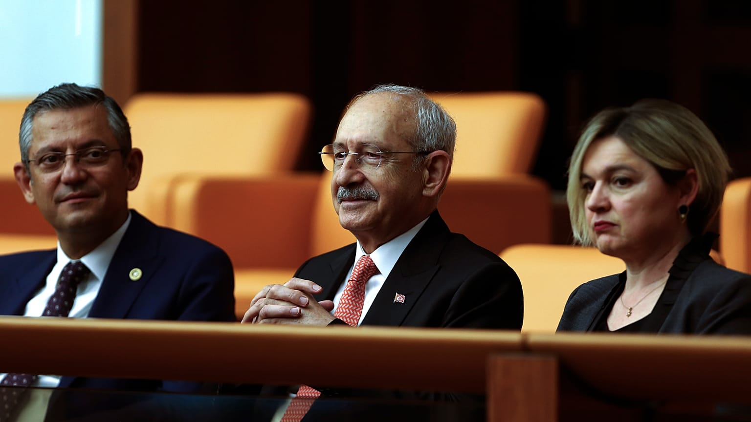 CHP'nin eski genel başkanı Kemal Kılıçdaroğlu, partinin yeni genel başkanı Özgür Özel (solda) ve genel sekreter Selin Sayek Böke ile beraber TBMM'de, 2 Haziran 2023 