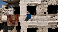 Συριακό ηλικιωμένο ζευγάρι επιστρέφει στο κατεστραμμένο σπίτι του στο προάστιο Χαράστα της Δαμασκού, πόλη-φάντασμα