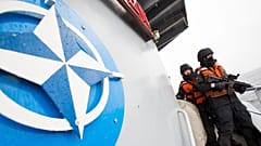 Deux marins norvégiens à bord du navire de soutien de l'OTAN Valkyrien en mer Baltique, 23 avril 2014.