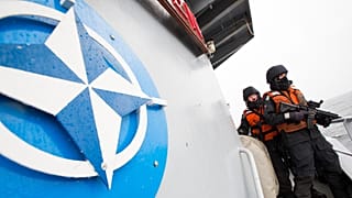 Zwei norwegische Seeleute an Bord des NATO-Unterstützungsschiffs Valkyrien in der Ostsee, 23. April 2014