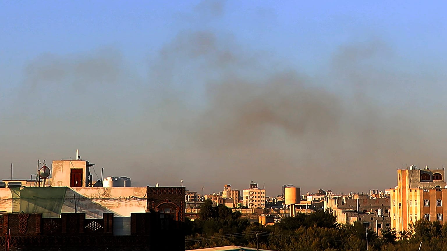 الدخان يتصاعد من المنطقة المحيطة بالمطار الدولي عقب غارة جوية، كما يظهر من صنعاء، اليمن، الخميس 26 ديسمبر/كانون الأول 2024