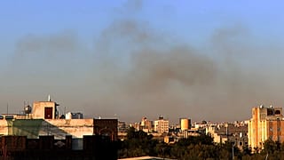 الدخان يتصاعد من المنطقة المحيطة بالمطار الدولي عقب غارة جوية، كما يظهر من صنعاء، اليمن، الخميس 26 ديسمبر/كانون الأول 2024