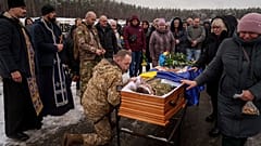 DOSSIER - Funérailles où le soldat Roman fait ses adieux à son camarade Serhii Solovyov qui a été tué à Koursk, en Russie. Irpin, région de Kiev, Ukraine, 21 novembre 2024