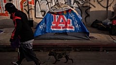 ARCHIVO - Un hombre pasa por delante de un campamento de personas sin hogar en el centro de Los Ángeles, el miércoles 25 de octubre de 2023. (AP Photo/Jae C. Hong, Archivo)
