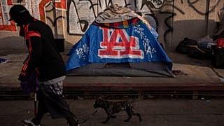 ΑΡΧΕΙΟ - Ένας άνδρας περπατά μπροστά από έναν καταυλισμό αστέγων στο κέντρο του Λος Άντζελες, Τετάρτη 25 Οκτωβρίου 2023. (AP Photo/Jae C. Hong, File)