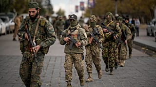 عناصر إدارة العمليات العسكرية خلال عرض عسكري في وسط دمشق، سوريا، الجمعة،27 ديسمبر/كانون الأول 2024.