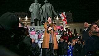 DATEI - Die scheidende georgische Präsidentin Salome Surabitschwili spricht bei einer regierungskritischen Kundgebung vor dem Parlamentsgebäude in Tiflis, Georgien, Sonntag, 22. Dezember 2024.