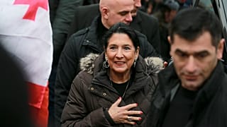 Президент Грузии Саломе Зурабишвили принимает участие в антиправительственном митинге у здания парламента в Тбилиси, Грузия, в субботу, 28 декабря 2024 года