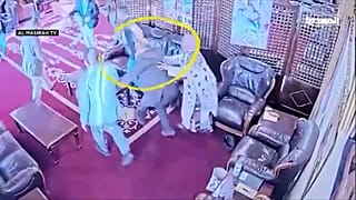 فيديو يوثق لحظة هروب مدير منظمة الصحة العالمية من مطار صنعاء خلال الغارات الإسرائيلية