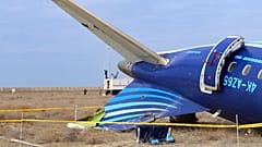 Azerbaycan Havayolları'na ait Embraer 190 uçağının enkazı Kazakistan'ın Aktau kenti havaalanı yakınlarında yerde, 25 Aralık 2024, Çarşamba.