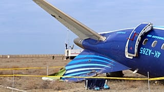 Azerbaycan Havayolları'na ait Embraer 190 uçağının enkazı Kazakistan'ın Aktau kenti havaalanı yakınlarında yerde, 25 Aralık 2024, Çarşamba.