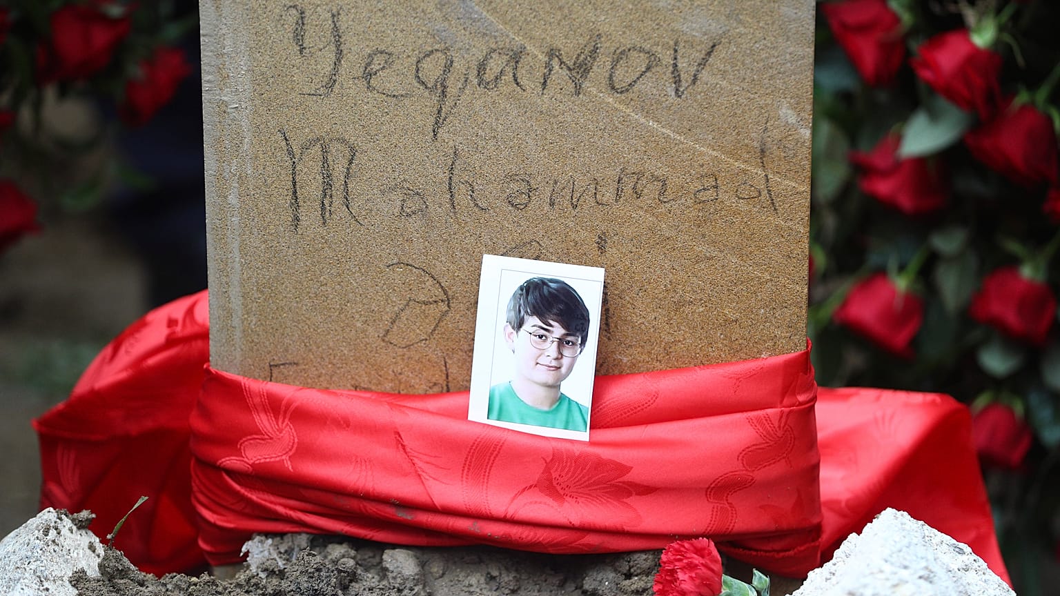 La tomba di Mahammadali Eganov, 13 anni, morto nell'incidente dell'Embraer 190 della Azerbaijan Airlines, a Baku, Azerbaigian, 28 dicembre 2024