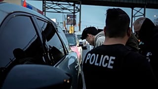 ضباط من قسم عمليات الإنفاذ والإبعاد في مدينة نيويورك يعتقلون رجلًا، الثلاثاء 17 ديسمبر 2024، 