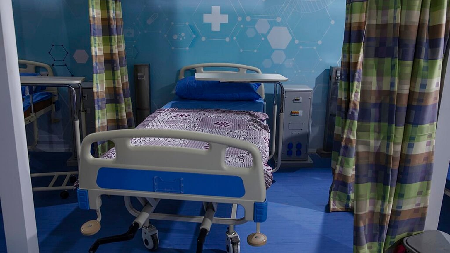 أسرة في المستشفى الميداني لجامعة عين شمس في العاصمة المصرية القاهرة. 17 يونيو/حزيران 2020