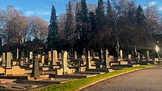 Ein Blick auf die Gräber auf dem Östra Kyrkogården, einem der größten Friedhöfe in Göteborg.