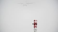 Ein Flugzeug landet im Nebel auf dem Flughafen Cardiff in Cardiff, Wales, Samstag, 28. Dezember 2024.