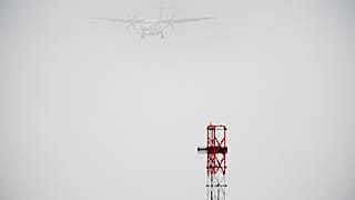Un aereo atterra nella nebbia all'aeroporto di Cardiff, in Galles, sabato 28 dicembre 2024.
