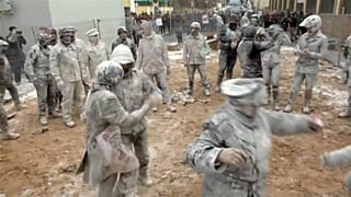 مشاركون في المهرجان الاسباني يغطيهم الدقيق والبيض