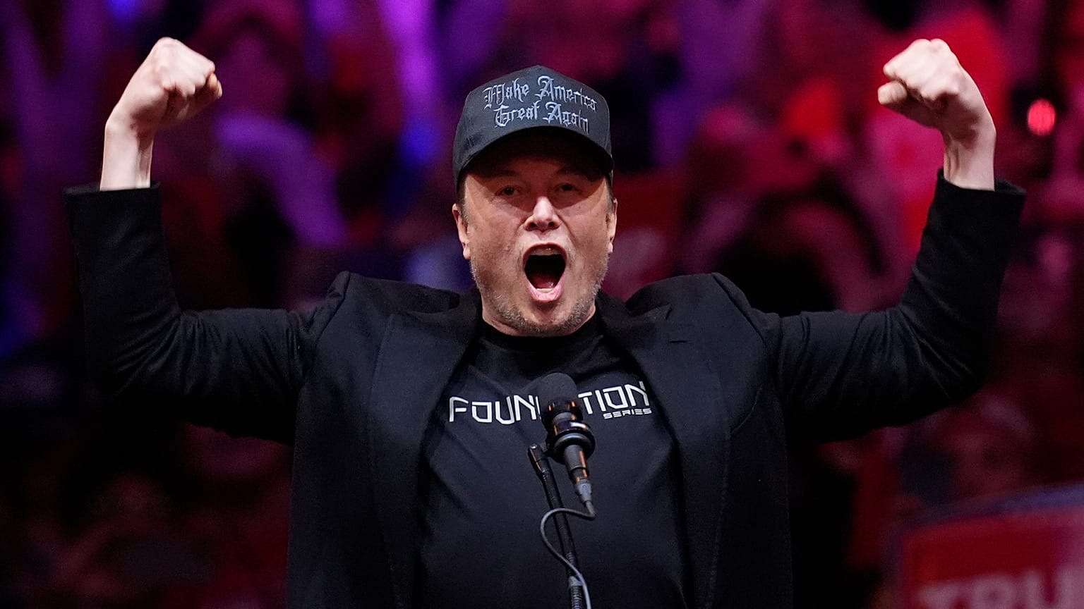 Elon Musk discursa antes do candidato presidencial republicano, o ex-presidente Donald Trump, num comício de campanha no Madison Square Garden, a 27 de outubro de 2024, em Nova Iorque.