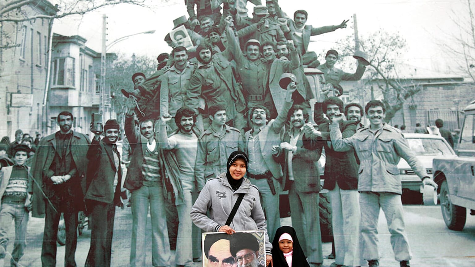 یک زن اندونزیایی حامی نظام جمهوری اسلامی در برابر عکسی از انقلاب ۱۳۵۷ ایران، تهران ۲۰۱۴