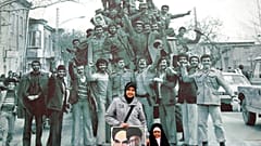 یک زن اندونزیایی حامی نظام جمهوری اسلامی در برابر عکسی از انقلاب ۱۳۵۷ ایران، تهران ۲۰۱۴
