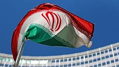 العلم الإيراني يرفرف أمام مبنى الأمم المتحدة في فيينا، النمسا، الأربعاء، 18 يونيو، 2014.