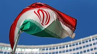 العلم الإيراني يرفرف أمام مبنى الأمم المتحدة في فيينا، النمسا، الأربعاء، 18 يونيو، 2014.