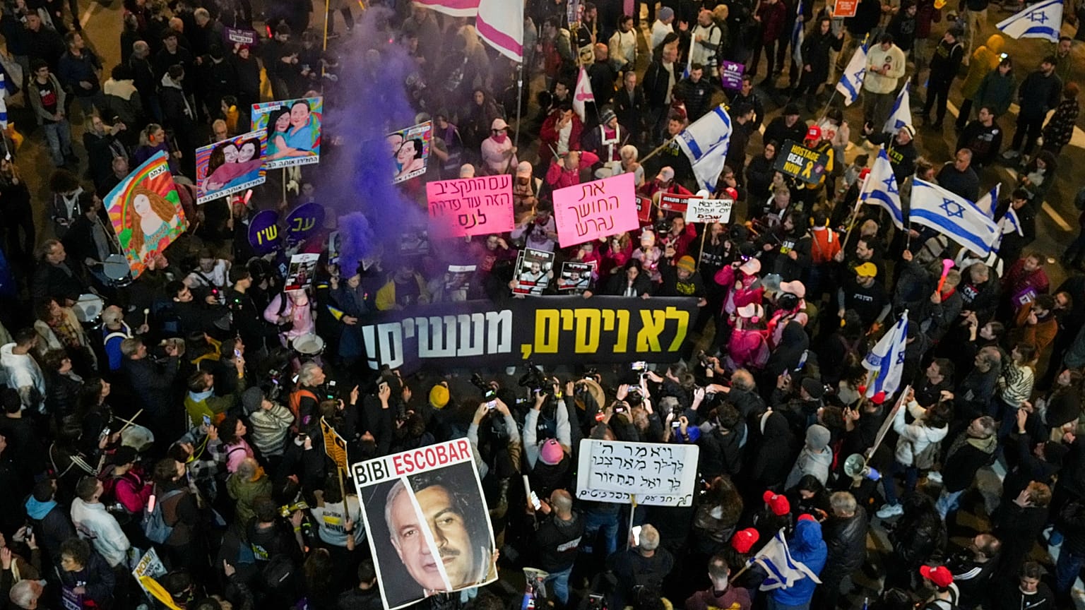 Israelíes protestan contra el gobierno del primer ministro Benjamin Netanyahu en Tel Aviv y piden la liberación de los rehenes retenidos en la Franja de Gaza por Hamás, 28 de diciembre, 2024