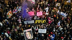 Des Israéliens manifestent contre le gouvernement du Premier ministre Benjamin Netanyahu à Tel Aviv et demandent la libération des otages détenus dans la bande de Gaza par le Hamas, 28 décembre 2024.
