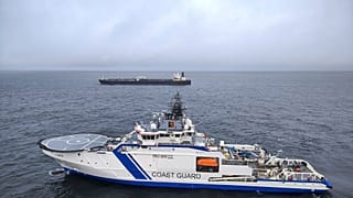 Das Öltankschiff Eagle S, Hintergrund, und das finnische Grenzschutzschiff Turva auf See vor Porkkalanniemi, 26. Dezember 2024