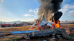 Avião desliza na pista de aterragem e incendeia-se.