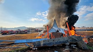 Avião desliza na pista de aterragem e incendeia-se.