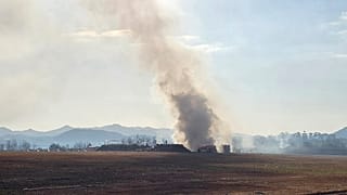 رجال الإطفاء يعملون على إخماد حريق قبالة مدرج مطار موان الدولي في موان، كوريا الجنوبية، الأحد، 29 ديسمبر 2024