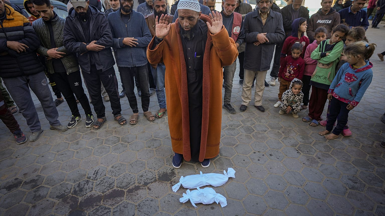 صلاة على جثماني طفلين رضيعين قبل دفنهما بدير البلح وسط قطاع غزة، توفي أحد الرضيعين عند ولادته والثاني توفي من البرد القارس 29/12/2024