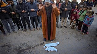 صلاة على جثماني طفلين رضيعين قبل دفنهما بدير البلح وسط قطاع غزة، توفي أحد الرضيعين عند ولادته والثاني توفي من البرد القارس 29/12/2024