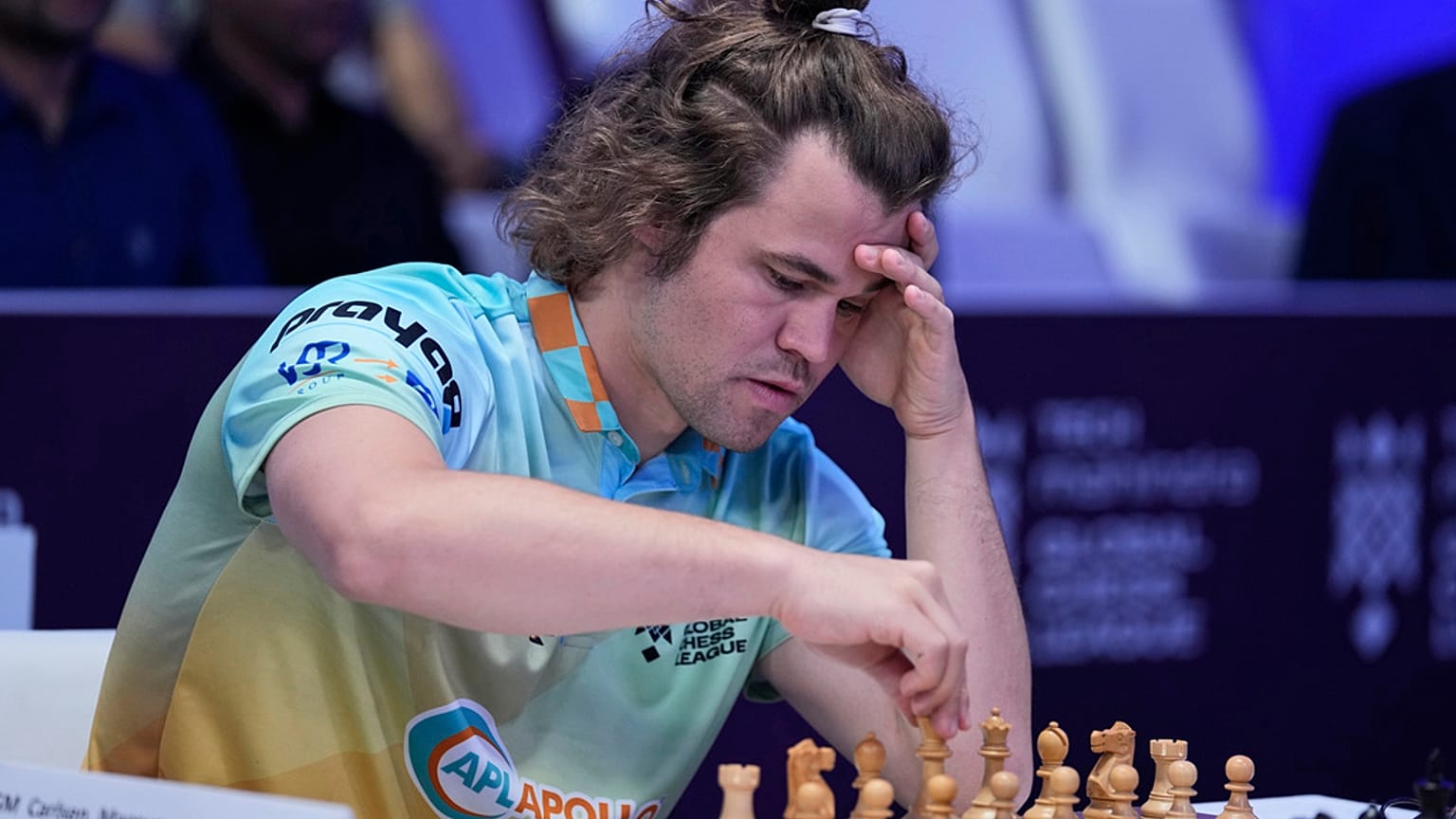 FILE - Ο Νορβηγός Magnus Carlsen της SG Alpine Warriors παίζει με τον Πολωνό Jan-Krzysztof Duda της Chingari Gulf Titans κατά τη διάρκεια του Global Chess League, 1 Ιουλίου 2023, στο Ντουμπάι των Ηνωμένων Αραβικών Εμιράτων.
