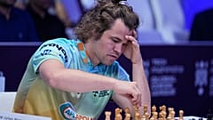 ARCHIVO - El noruego Magnus Carlsen de SG Alpine Warriors juega contra el polaco Jan-Krzysztof Duda de Chingari Gulf Titans durante la Global Chess League, el 1 de julio de 2023, en Dubai, EAU.